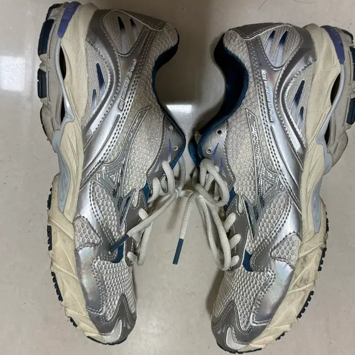 [BUNJANG] Mizuno Running Shoes 255 / 미즈노운동화 255