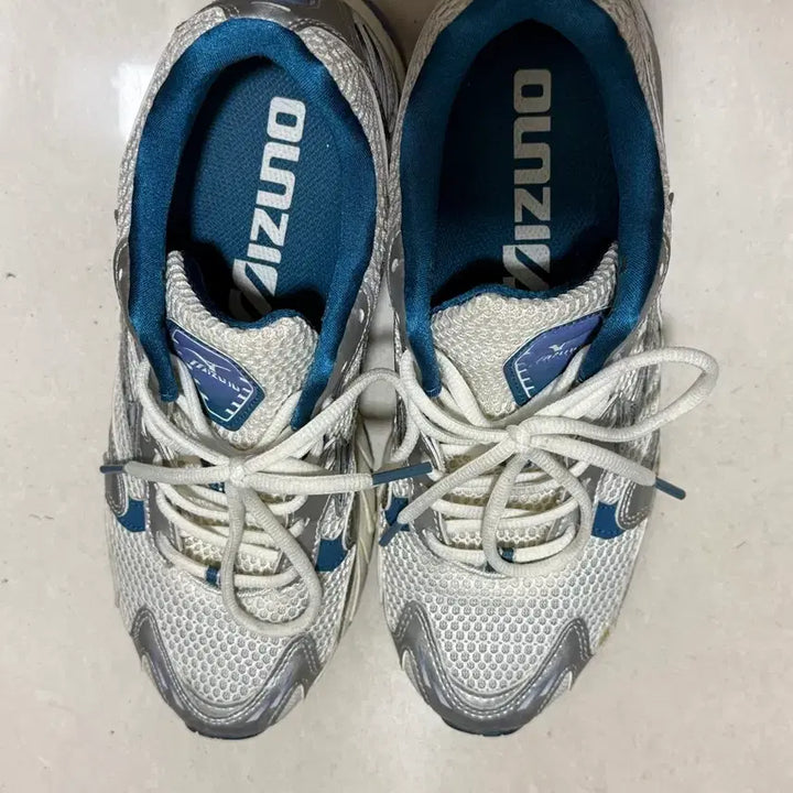 [BUNJANG] Mizuno Running Shoes 255 / 미즈노운동화 255