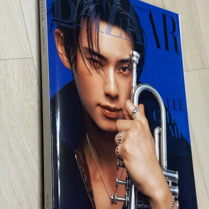 [BUNJANG] Harpers Bazaar December 2025 Lee Chae-min Magazine / 하퍼스 바자 BAZAAR 2025년 12월 이채민