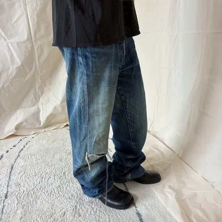[BUNJANG] Distressed Straight Leg Selvedge Denim Jeans / 데미지 워싱 데님 팬츠