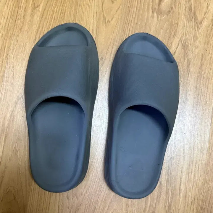 [BUNJANG] Adidas Yeezy Slide Slate Grey Size 285 / 이지슬라이드 슬레이트 그레이 285