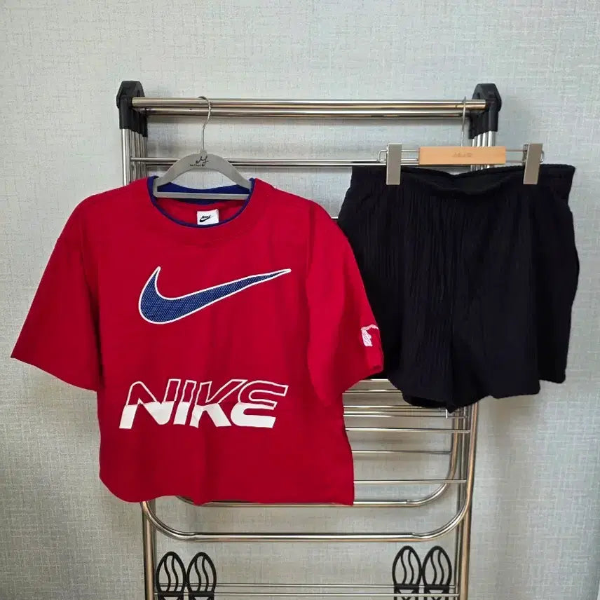 [BUNJANG] Nike Red T-Shirt &amp; Black Ribbed Shorts Set / 나이키 레드 반팔 티셔츠 + 블랙 골지 반바지 세트