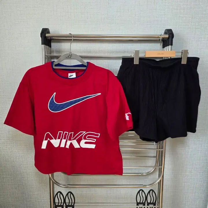 [BUNJANG] Nike Red T-Shirt &amp; Black Ribbed Shorts Set / 나이키 레드 반팔 티셔츠 + 블랙 골지 반바지 세트