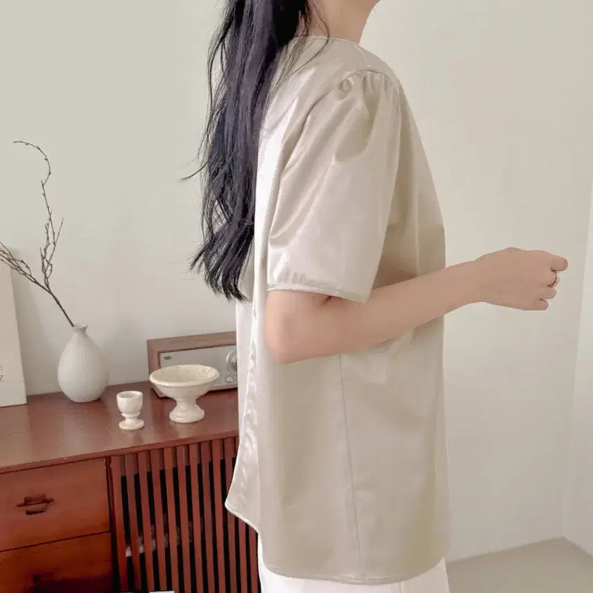 [BUNJANG] Pois Signature Satin Blouse Beige / 뿌아(pois) 시그니처 블라우스 55-66 새상품