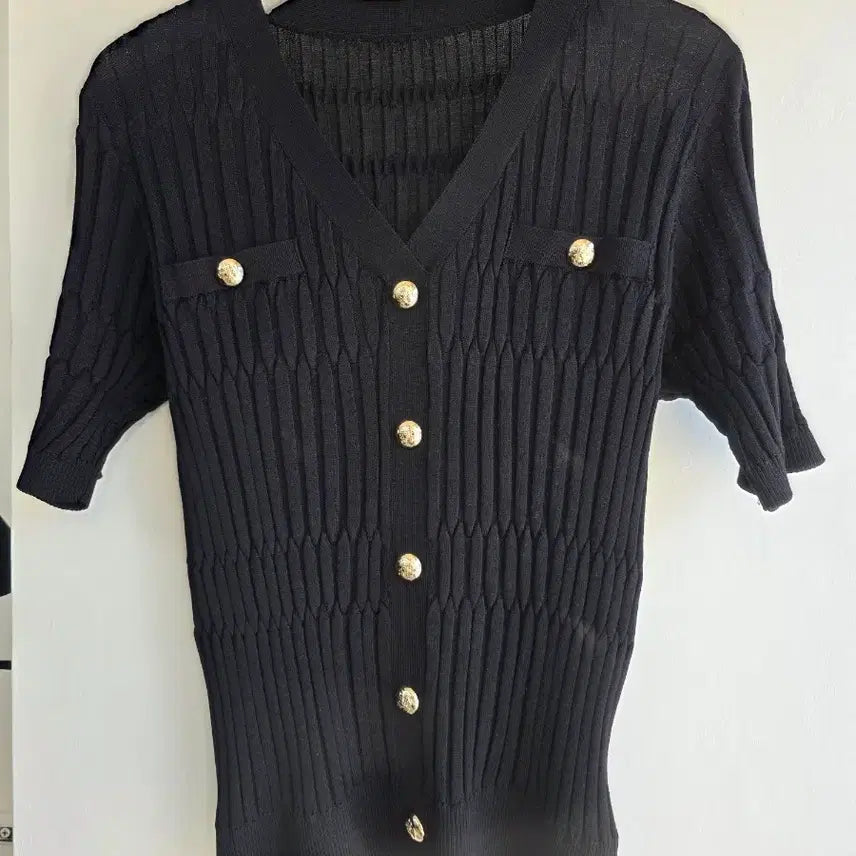 [BUNJANG] Elegance Gold Button V-Neck Short Sleeve Knit Top / 엘레강스 골드버튼 브이넥 반팔 니트티