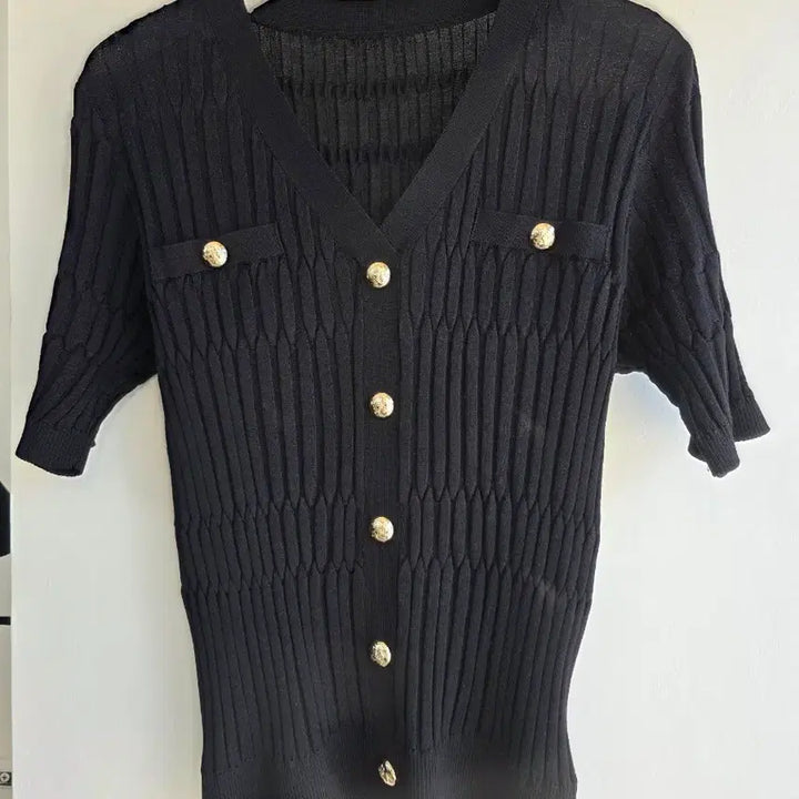 [BUNJANG] Elegance Gold Button V-Neck Short Sleeve Knit Top / 엘레강스 골드버튼 브이넥 반팔 니트티