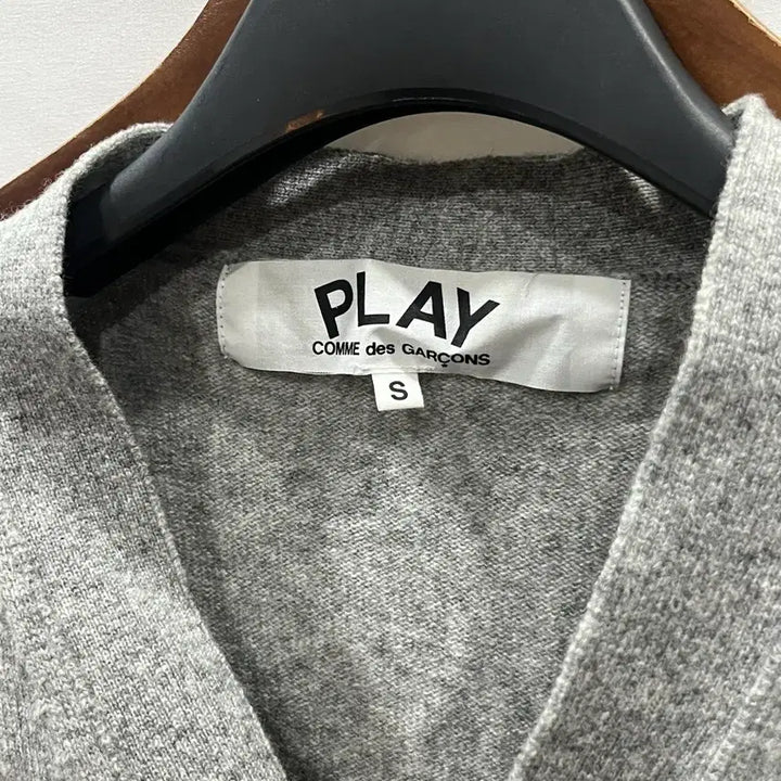 [BUNJANG] Comme des Garçons Play White Heart Wool Cardigan Grey S / [정품] 꼼데가르송 플레이 화이트 하트 울 가디건 그레이 S
