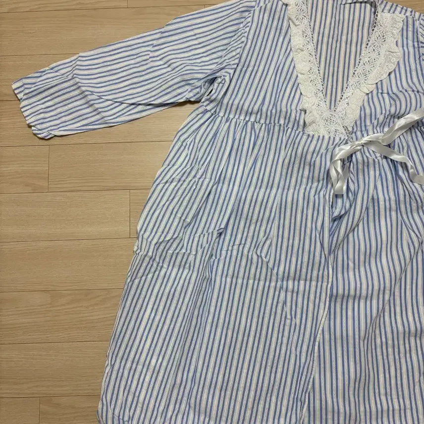 [BUNJANG] Striped Lace Detail Ribbon Tie Nightgown / 홈웨어 원피스 가운