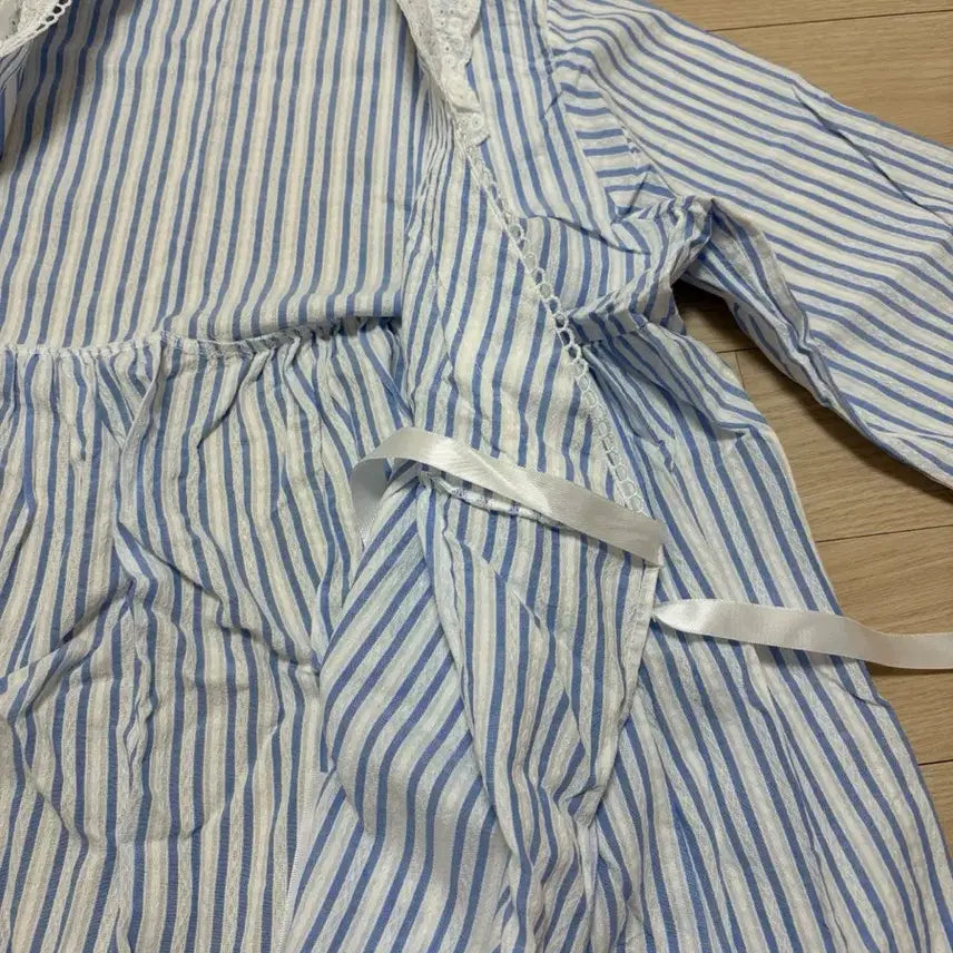 [BUNJANG] Striped Lace Detail Ribbon Tie Nightgown / 홈웨어 원피스 가운