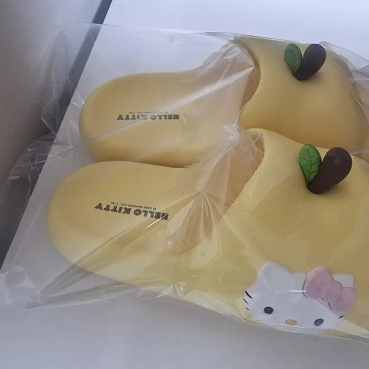 [BUNJANG] Sanrio Hello Kitty Apple Slippers (Size 250) / 산리오 헬로키티 사과슬리퍼 사이즈250 정품
