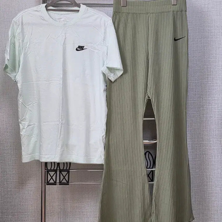 [BUNJANG] Nike T-Shirt &amp; Ribbed Flare Pants Set / 나이키 반팔 티셔츠 &amp; 골지 부츠컷 팬츠 세트