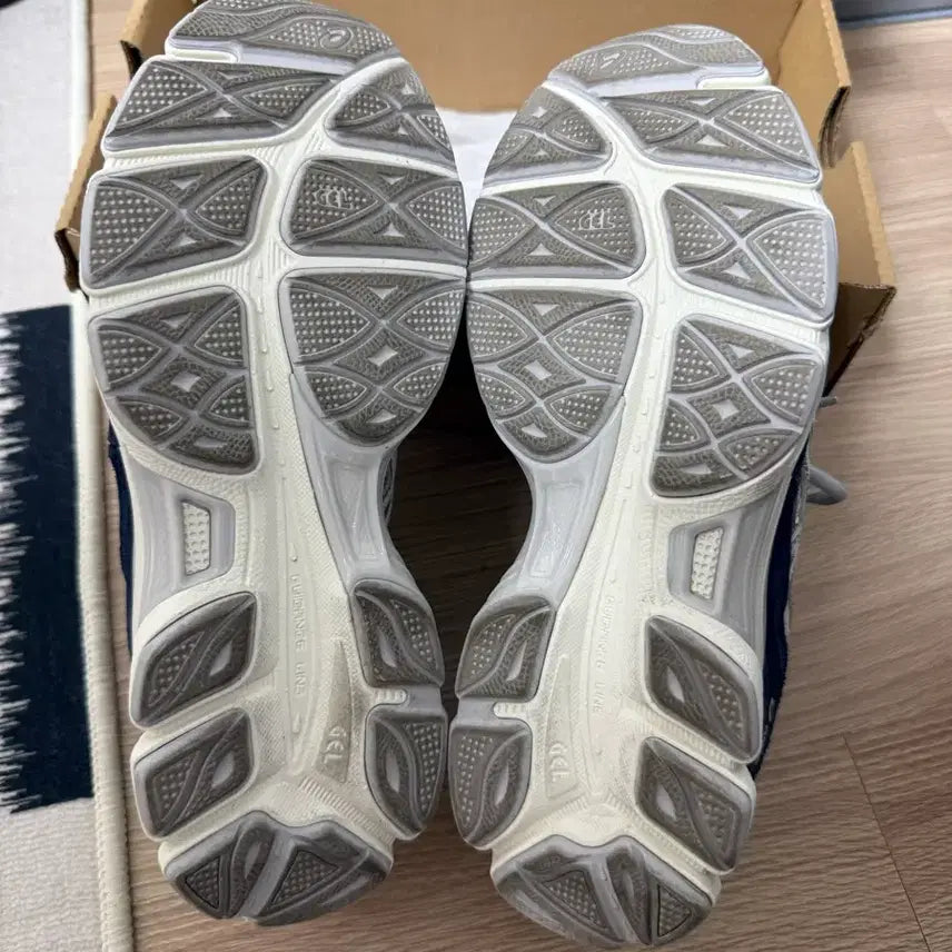 [BUNJANG] Asics Gel NYC Midnight Pure Silver Sneakers (240) / 아식스 젤 NYC 미드나잇 퓨어 실버 240