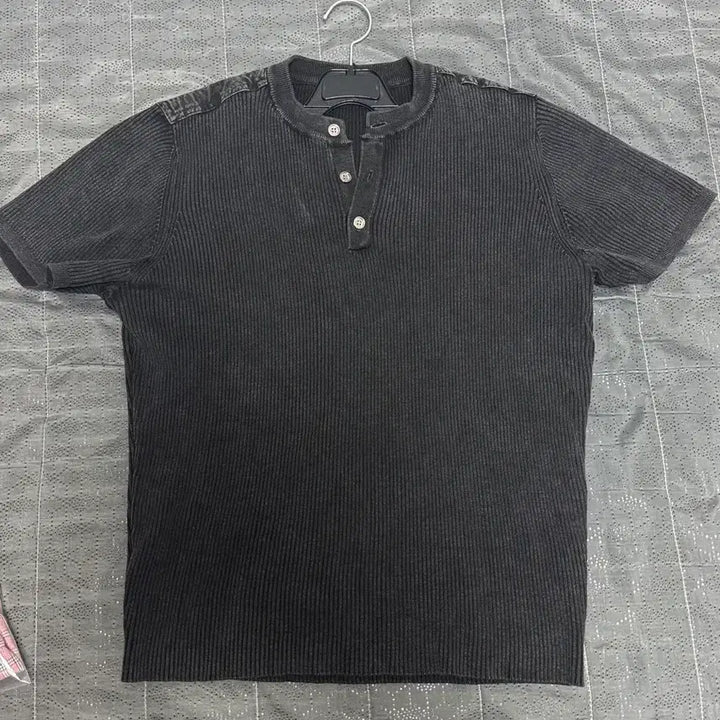 [BUNJANG] Black Ribbed Henley Short Sleeve T-Shirt / (새상품)머슬핏 피그먼트 핸리넥 반팔 티