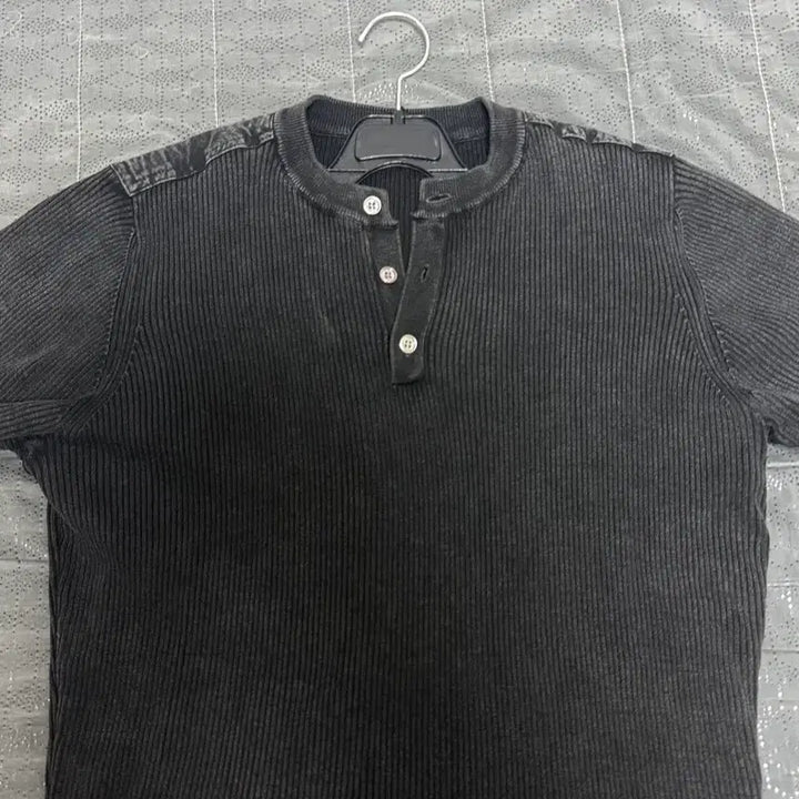 [BUNJANG] Black Ribbed Henley Short Sleeve T-Shirt / (새상품)머슬핏 피그먼트 핸리넥 반팔 티