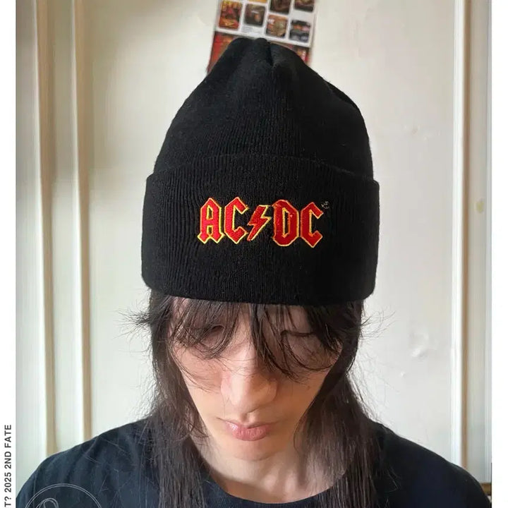 [BUNJANG] AC/DC Vintage Bootleg Logo Embroidered Knit Beanie Hat / AC/DC 영국 빈티지 부틀랙 로고 자수 패치 블랙 니트 비니 모자