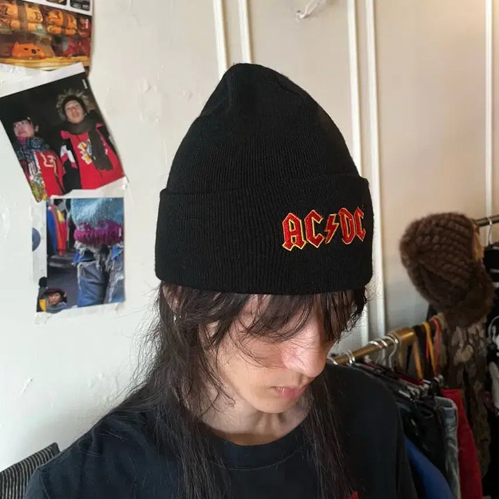 [BUNJANG] AC/DC Vintage Bootleg Logo Embroidered Knit Beanie Hat / AC/DC 영국 빈티지 부틀랙 로고 자수 패치 블랙 니트 비니 모자