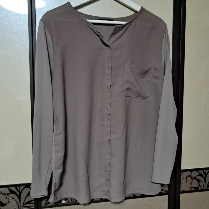 [BUNJANG] JIGOTT Color-Blocked Henley Neck Shirt Blouse / JIGOTT 배색 헨리넥 셔츠 블라우스