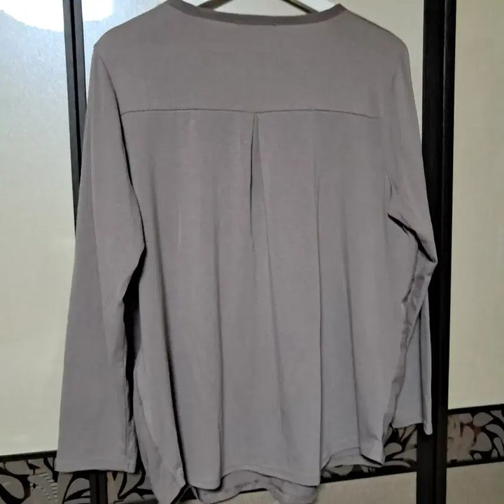[BUNJANG] JIGOTT Color-Blocked Henley Neck Shirt Blouse / JIGOTT 배색 헨리넥 셔츠 블라우스