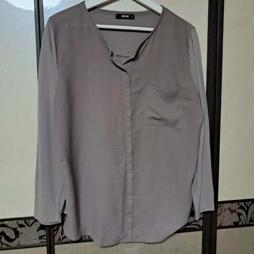 [BUNJANG] JIGOTT Color-Blocked Henley Neck Shirt Blouse / JIGOTT 배색 헨리넥 셔츠 블라우스