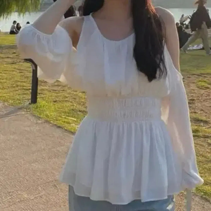 [BUNJANG] Yusub Suzy Off Shoulder Chiffon Blouse White / 유솝 수지 오프 블라우스 화이트 suzy off 오프숄더 쉬폰