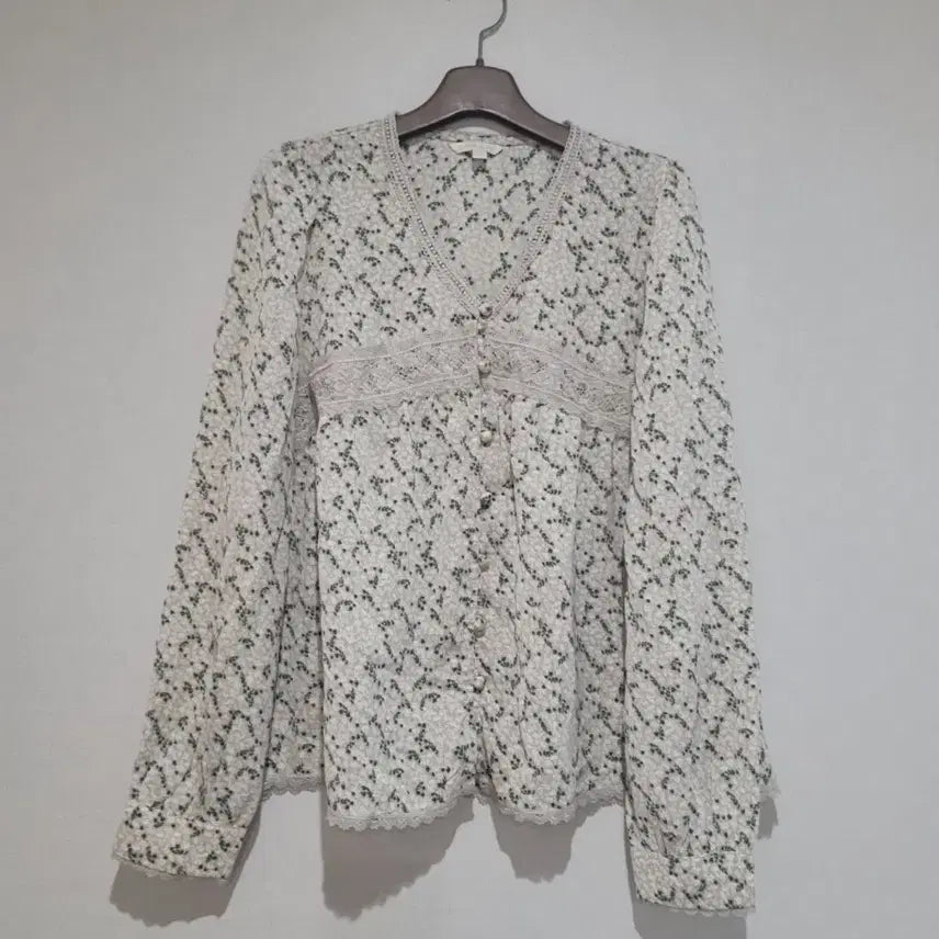 [BUNJANG] Plastic Island Floral Lace Blouse / 플라스틱아일랜드 잔꽃무늬 레이스 블라우스