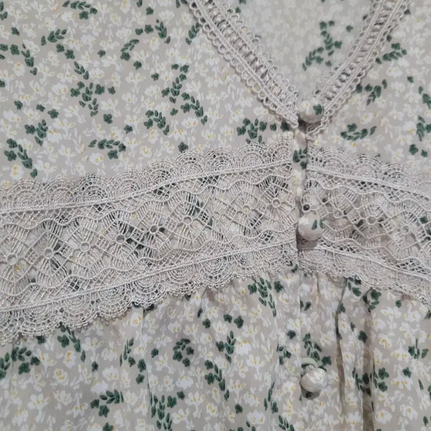 [BUNJANG] Plastic Island Floral Lace Blouse / 플라스틱아일랜드 잔꽃무늬 레이스 블라우스