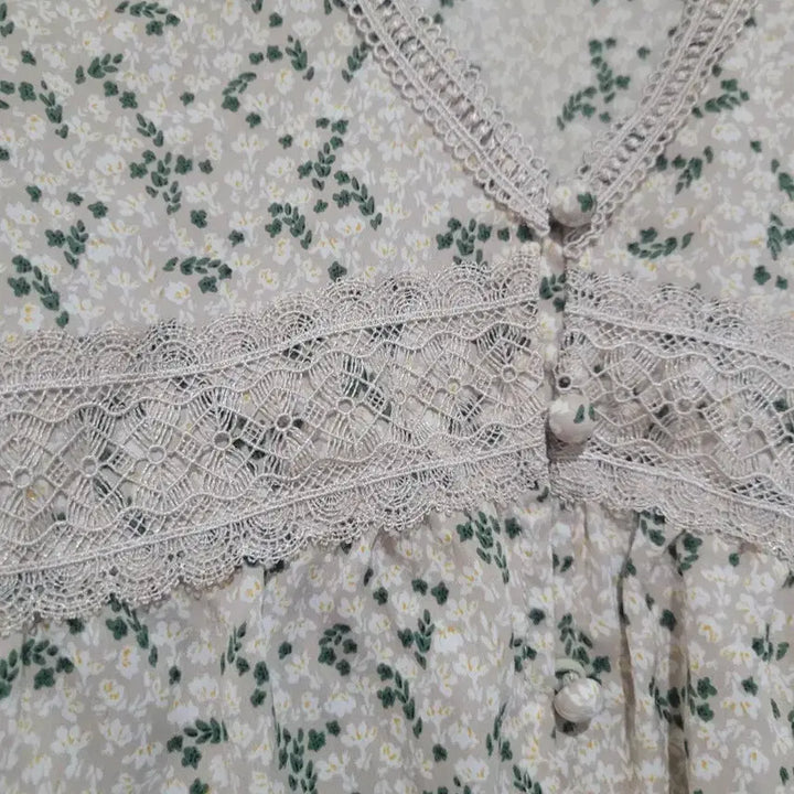 [BUNJANG] Plastic Island Floral Lace Blouse / 플라스틱아일랜드 잔꽃무늬 레이스 블라우스