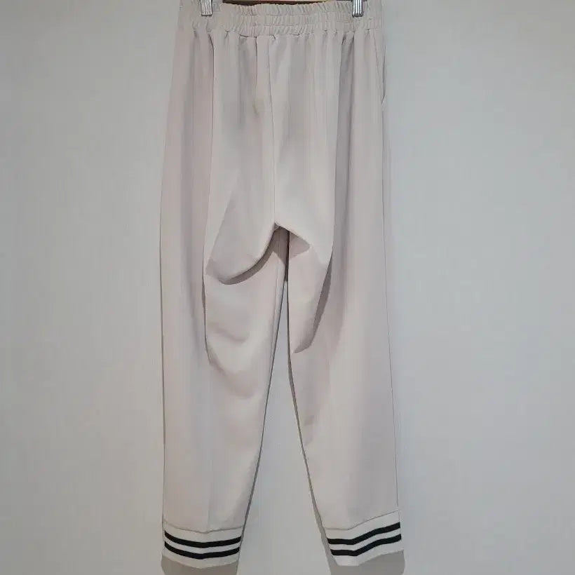 [BUNJANG] Cream Heart Logo Training Pants / 하트 로고 크림색 트레이닝 팬츠