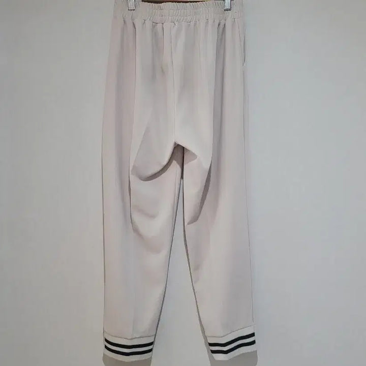 [BUNJANG] Cream Heart Logo Training Pants / 하트 로고 크림색 트레이닝 팬츠