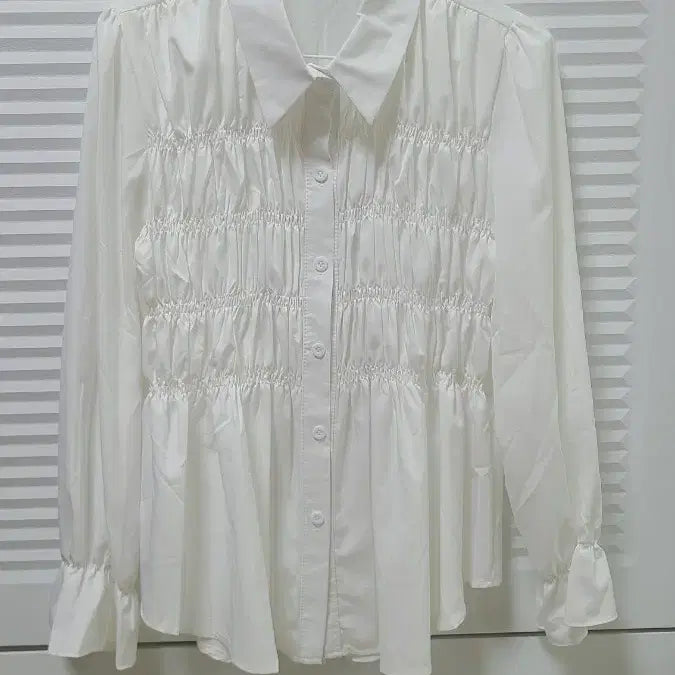 [BUNJANG] Ivory White Shirring Frill Sleeve Blouse / 아이보리화이트 셔링 포인트 프릴 소매 블라우스