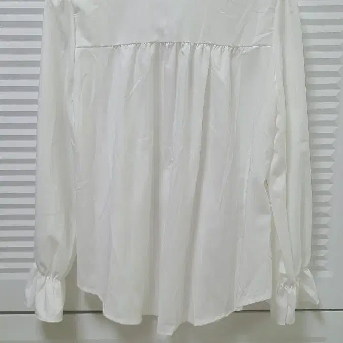 [BUNJANG] Ivory White Shirring Frill Sleeve Blouse / 아이보리화이트 셔링 포인트 프릴 소매 블라우스