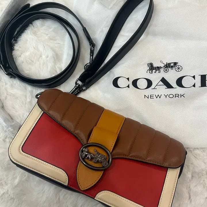 [BUNJANG] Coach Multicolor Quilted Shoulder Bag with Strap and Dust Bag / 코치 멀티컬러 퀼팅 가방 + 스트랩, 더스트백 포함
