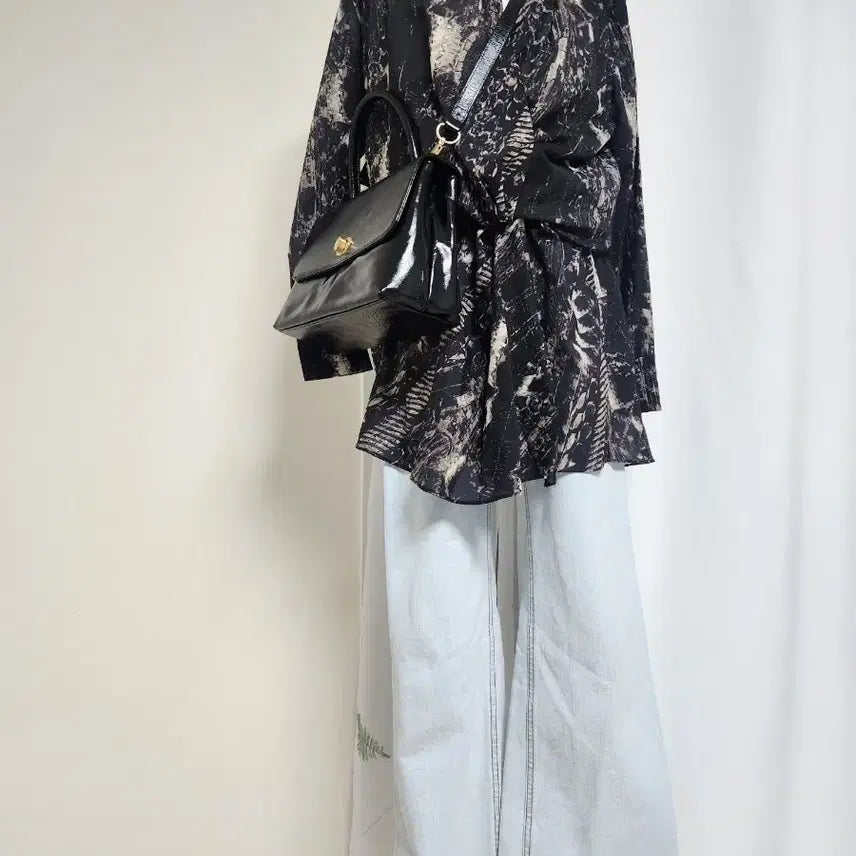 [BUNJANG] Patterned Black Blouse / 패턴 블랙 상의