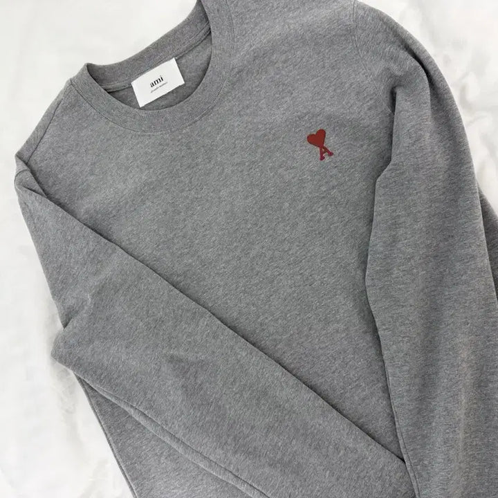 [BUNJANG] AMI Small Heart Logo Long Sleeve T-shirt Heather Grey / 아미 스몰 하트 로고 롱슬리브 티셔츠 헤더 그레이