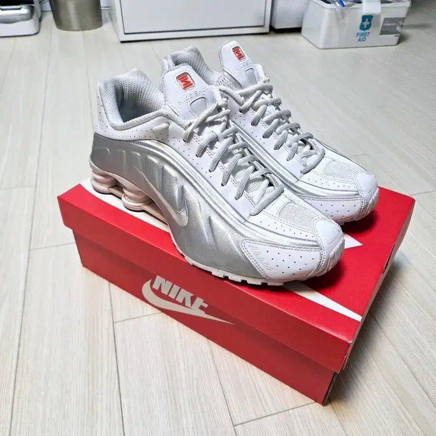 [BUNJANG] Nike Shox R4 White Metallic Silver Sneakers (Size 280) / (280사이즈) 나이키 샥스 R4 화이트 메탈릭실버 운동화
