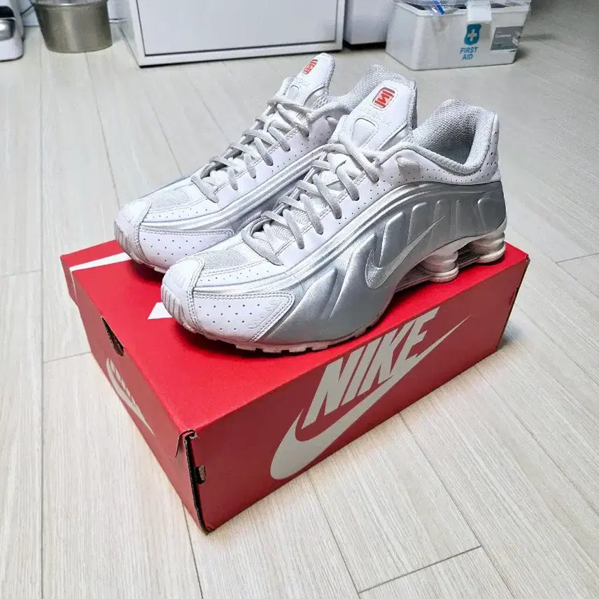 [BUNJANG] Nike Shox R4 White Metallic Silver Sneakers (Size 280) / (280사이즈) 나이키 샥스 R4 화이트 메탈릭실버 운동화