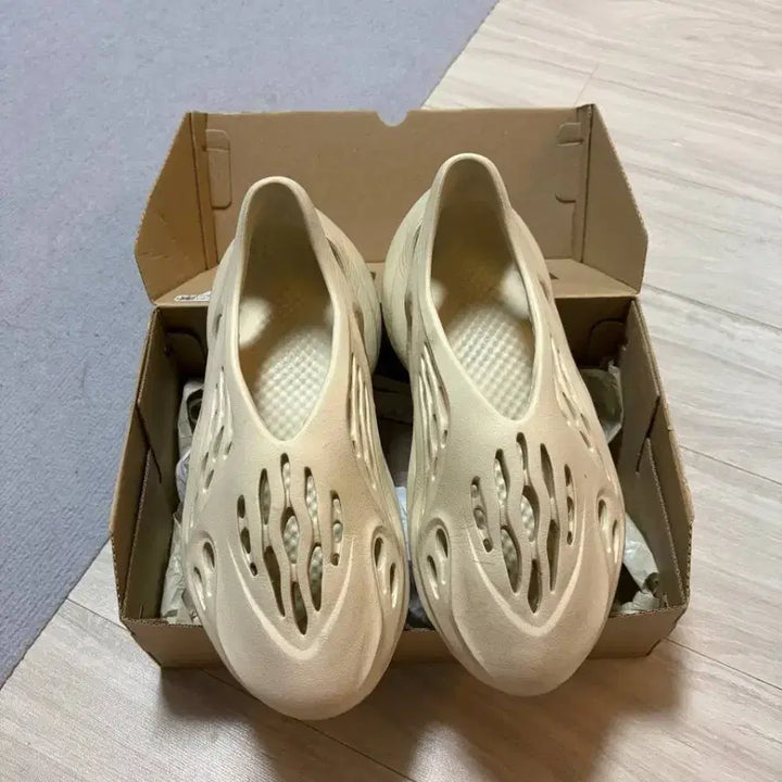 [BUNJANG] Adidas Yeezy Foam Runner Sand (Size 275) / 이지 폼 러너 샌드 275 (9)