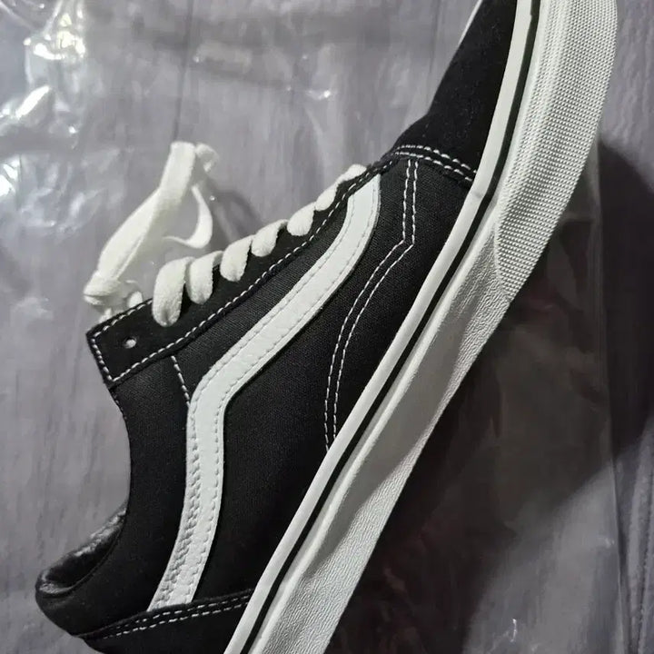 [BUNJANG] Vans Old Skool Core Classic Black Sneakers (US 7) / 반스 코어클래식 올드스쿨 250