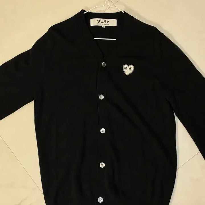 [BUNJANG] Comme des Garçons White Heart Patch V-Neck Cardigan L / 꼼데가르송 화이트 와펜 브이넥 가디건