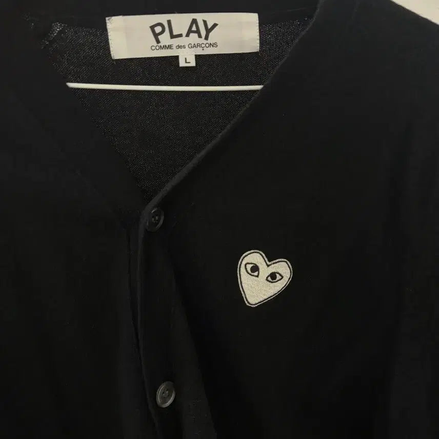 [BUNJANG] Comme des Garçons White Heart Patch V-Neck Cardigan L / 꼼데가르송 화이트 와펜 브이넥 가디건