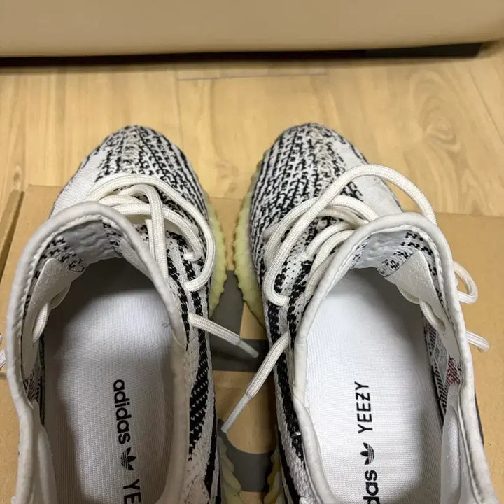 [BUNJANG] Adidas Yeezy Boost 350 V2 Zebra / 이지부트스 350 V2 지브라