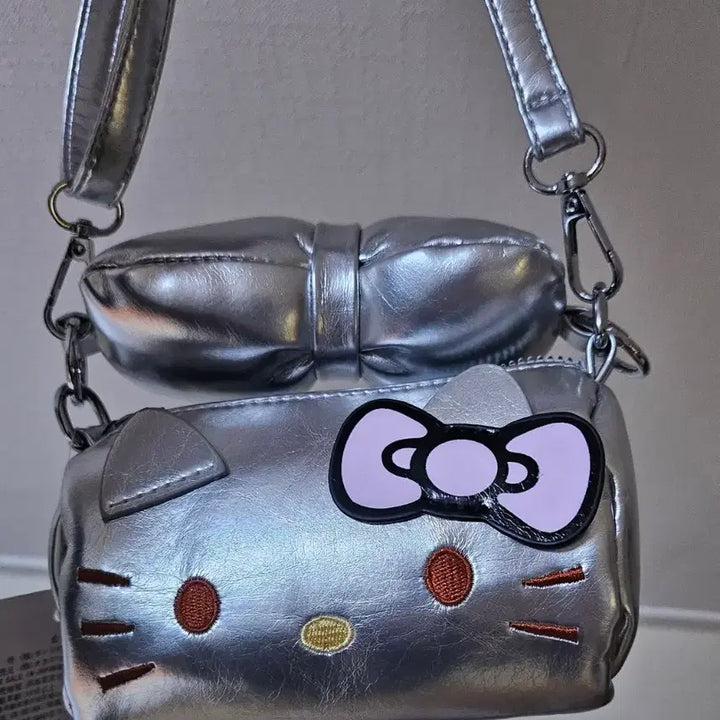 [BUNJANG] Sanrio Hello Kitty Silver Mini Crossbody Bag / 산리오 키티 실버 미니 크로스백