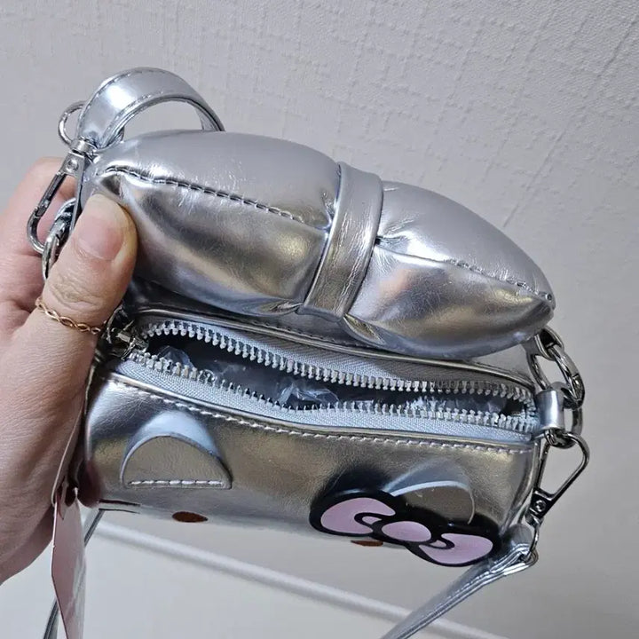 [BUNJANG] Sanrio Hello Kitty Silver Mini Crossbody Bag / 산리오 키티 실버 미니 크로스백