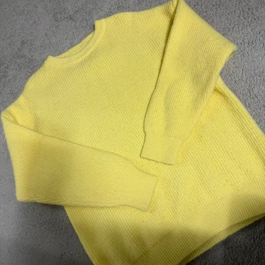 [BUNJANG] Yellow Knit Sweater / 노란색 니트 스웨터