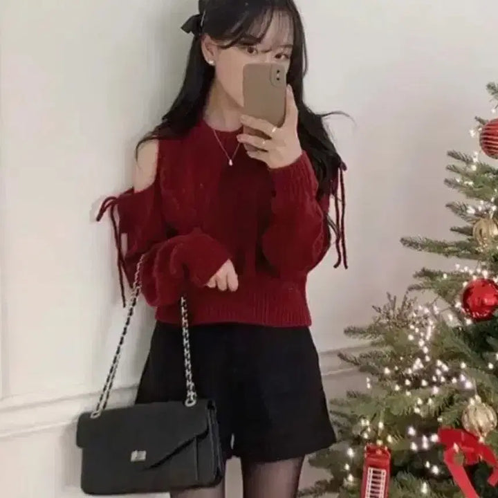 [BUNJANG] A Better Day (by Maychu) Off-Shoulder Cable Knit Sweater / 에이블리 어베러데이 메이츄 오프숄더 니트 꽈배기 꼬임 연말룩