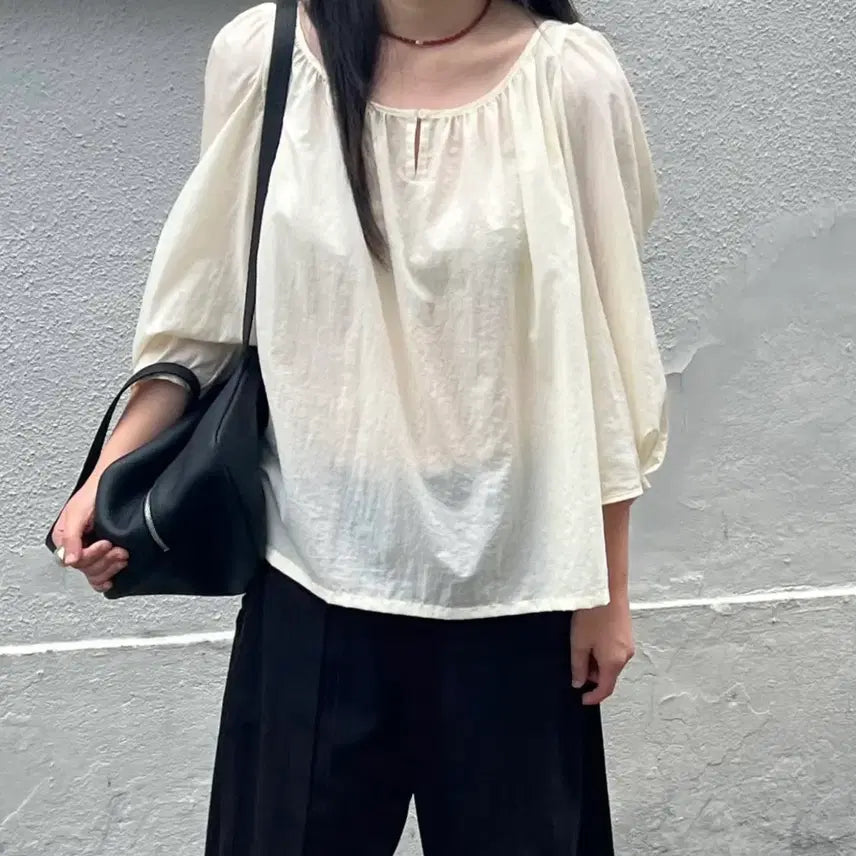[BUNJANG] Ethos Glossy Roundneck Blouse Cream / 에토스 글로시 라운드넥 블라우스 크림