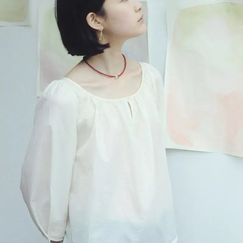 [BUNJANG] Ethos Glossy Roundneck Blouse Cream / 에토스 글로시 라운드넥 블라우스 크림