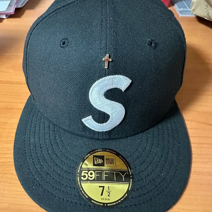 [BUNJANG] Supreme New Era S Logo Gold Cross Snapback Hat 7 1/2 / 슈프림 뉴에라 S로고 골드크로스 7 1/2