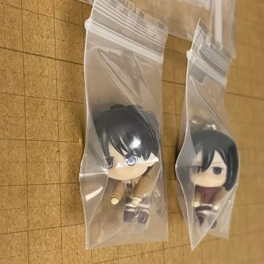 [BUNJANG] Attack on Titan Gacha Keychain Bundle Set - Eren, Mikasa (Uniform Ver.) / [일괄] 진격의 거인 고전 대롱가챠 연결마스코트 키링 제복 에렌, 미카사