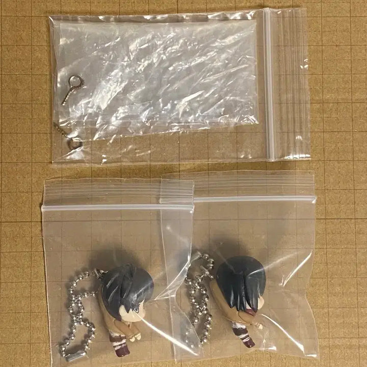 [BUNJANG] Attack on Titan Gacha Keychain Bundle Set - Eren, Mikasa (Uniform Ver.) / [일괄] 진격의 거인 고전 대롱가챠 연결마스코트 키링 제복 에렌, 미카사
